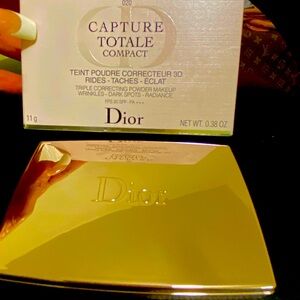 DIORS Capture Totale pressed powder Shade (020)